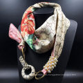 La fabricación de China imprimió la bufanda cuadrada impresa flor de la tela cruzada bufanda al por mayor con joyería atada